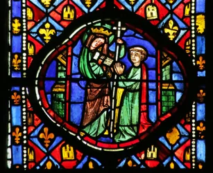 Fenster mit Darstellung der Jungfrau, die Theophilus die Urkunde zurückgibt